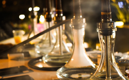 ポーカーバーでシーシャも楽しめる